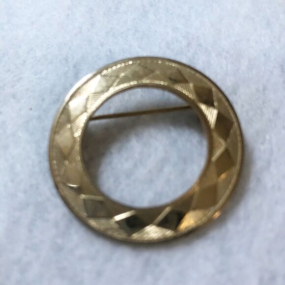 Vintage Etched Gold Tone Hoop Brooch 1960s 60s Classic Traditional Circle Pin - Picture 5 of 5
